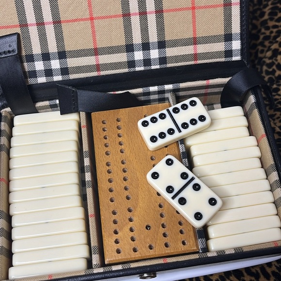 ⭐️🎉🪩 HOST PICK ⭐️🎉BURBERRY GOLF DOMINOES & CRIBBAGE SET - Picture 5 of 7